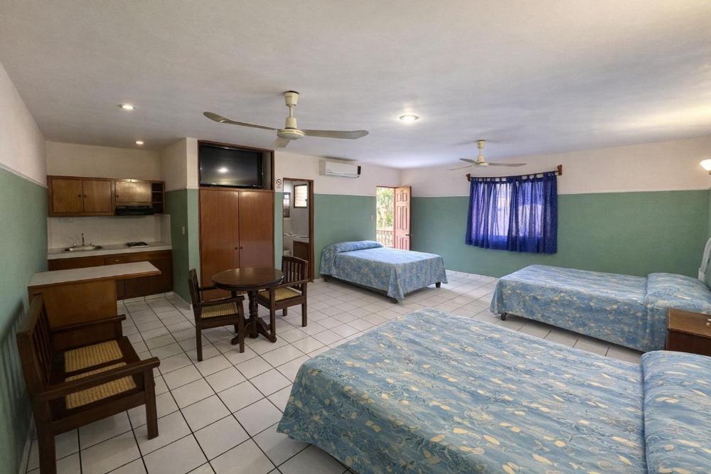 Budget Triple Room at Blue Pacific Suites, photo 3